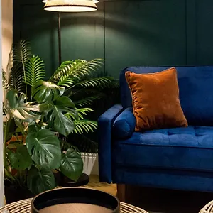 https://the-jungle-house-with-hot-tub.hotelsin-nottingham.com